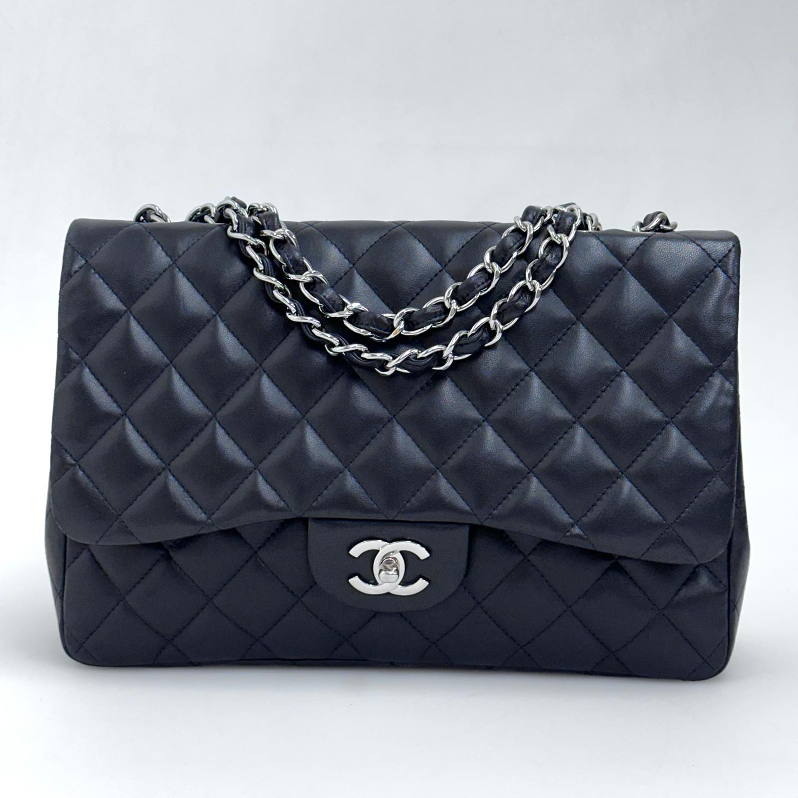 Chanel Classic Flap 30 in Pelle Lambskin Nera con Hardware Argento