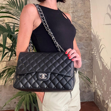 Chanel Classic Flap 30 in Pelle Lambskin Nera con Hardware Argento
