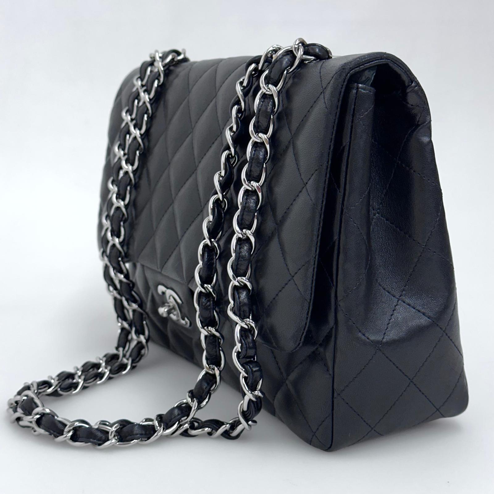 Chanel Classic Flap 30 in Pelle Lambskin Nera con Hardware Argento