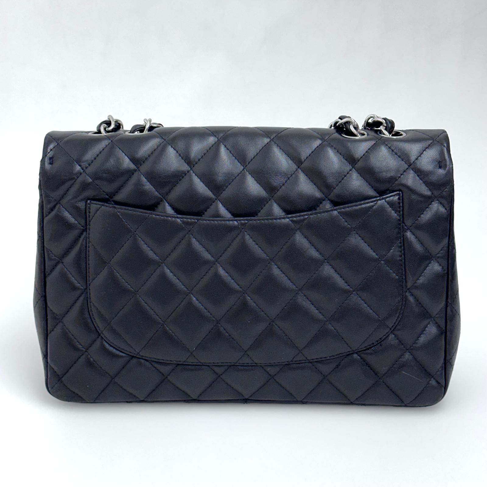 Chanel Classic Flap 30 in Pelle Lambskin Nera con Hardware Argento