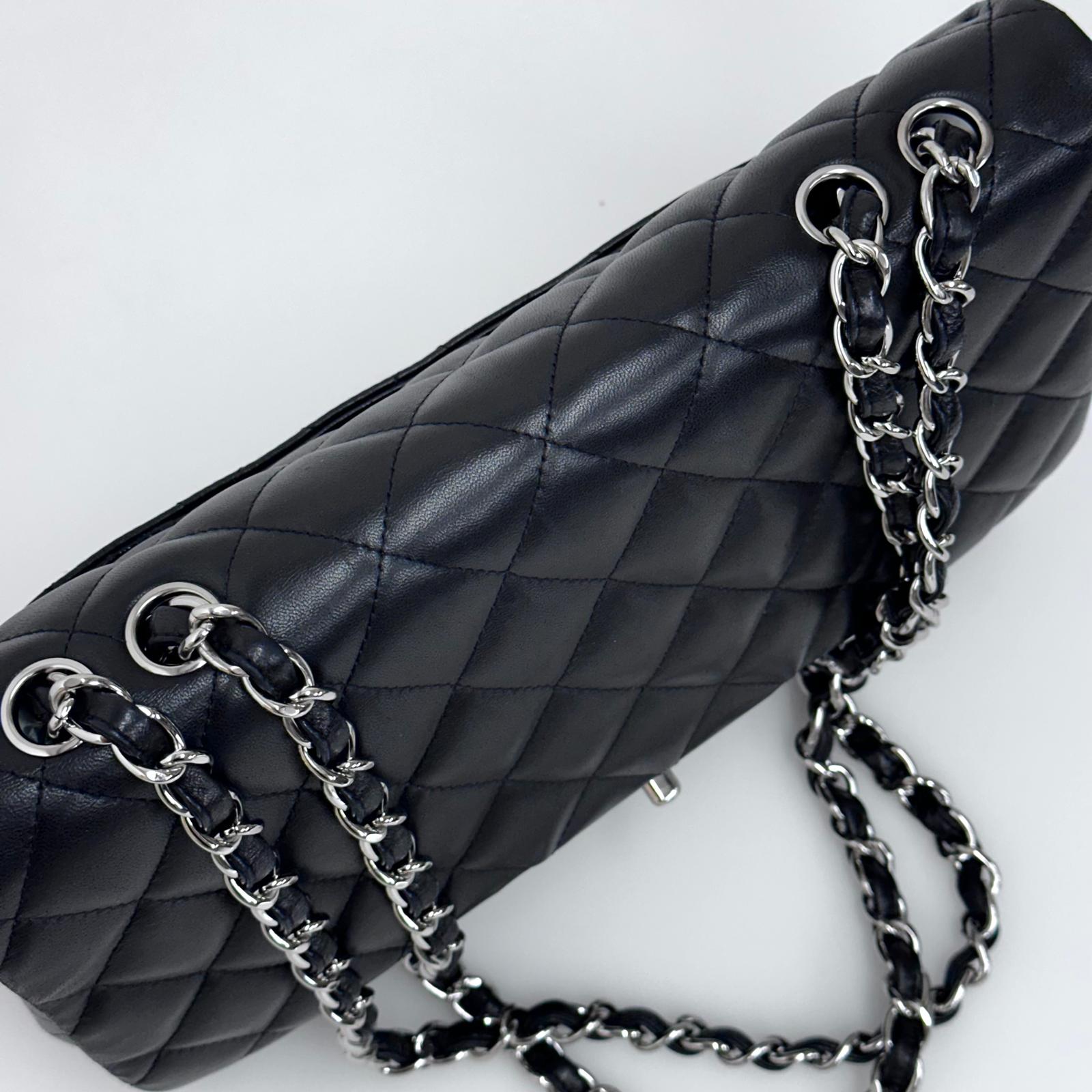 Chanel Classic Flap 30 in Pelle Lambskin Nera con Hardware Argento