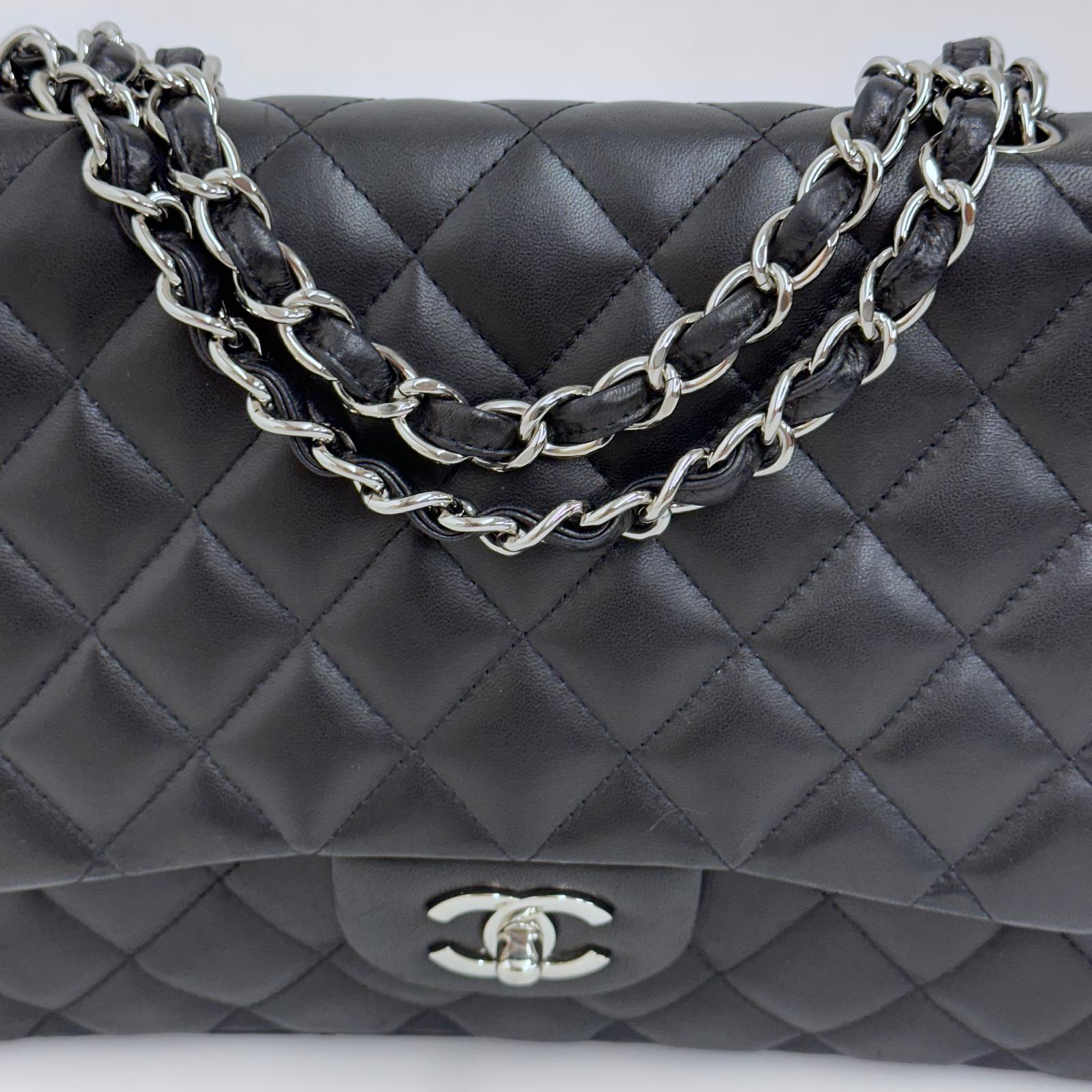 Chanel Classic Flap 30 in Pelle Lambskin Nera con Hardware Argento