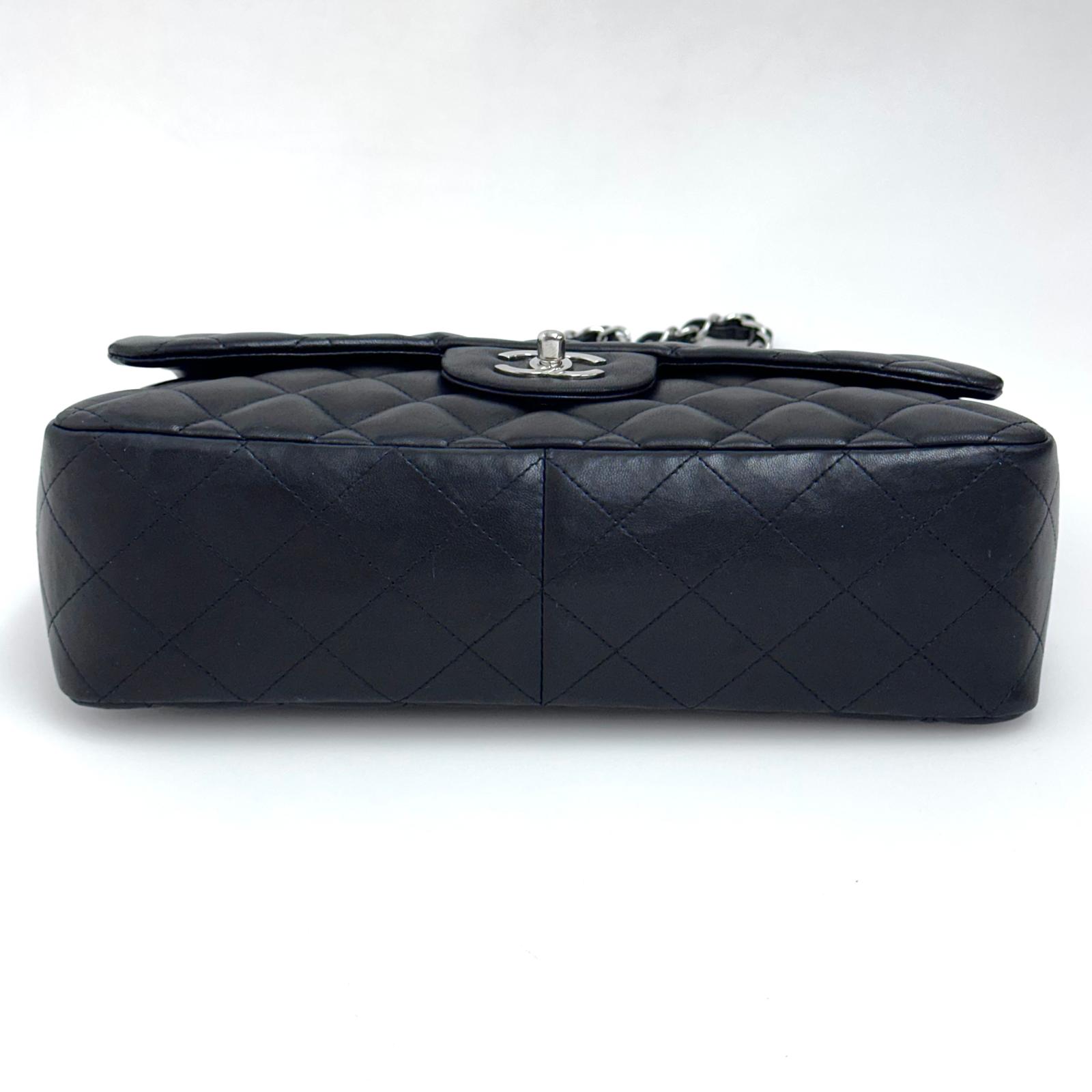 Chanel Classic Flap 30 in Pelle Lambskin Nera con Hardware Argento