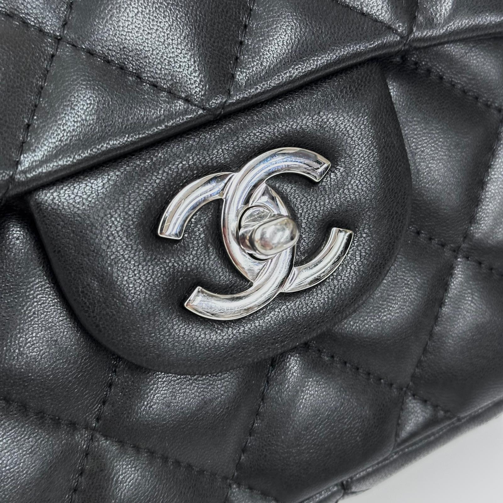 Chanel Classic Flap 30 in Pelle Lambskin Nera con Hardware Argento