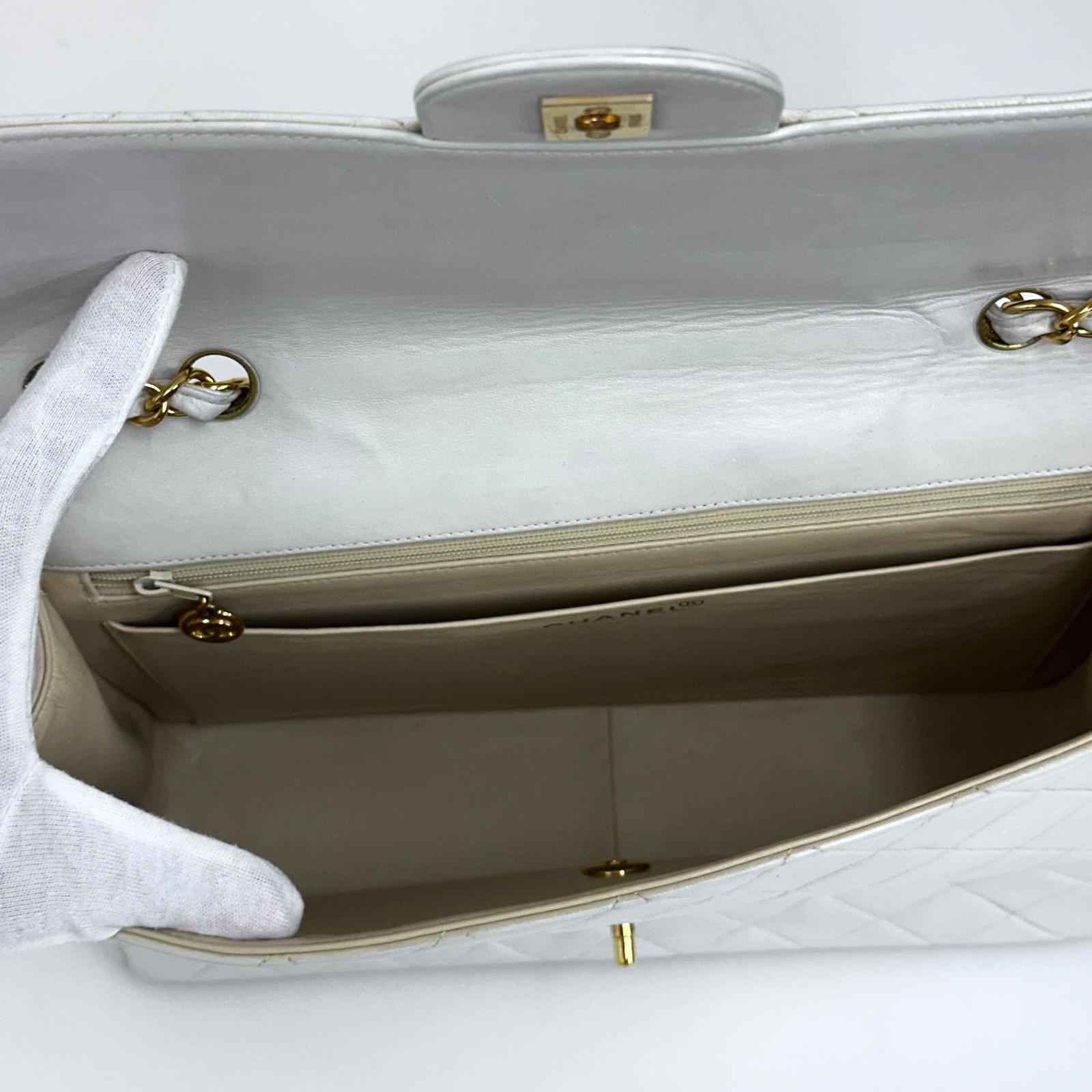 Chanel Classic Flap  Maxi in Pelle Bianca con Finiture Oro
