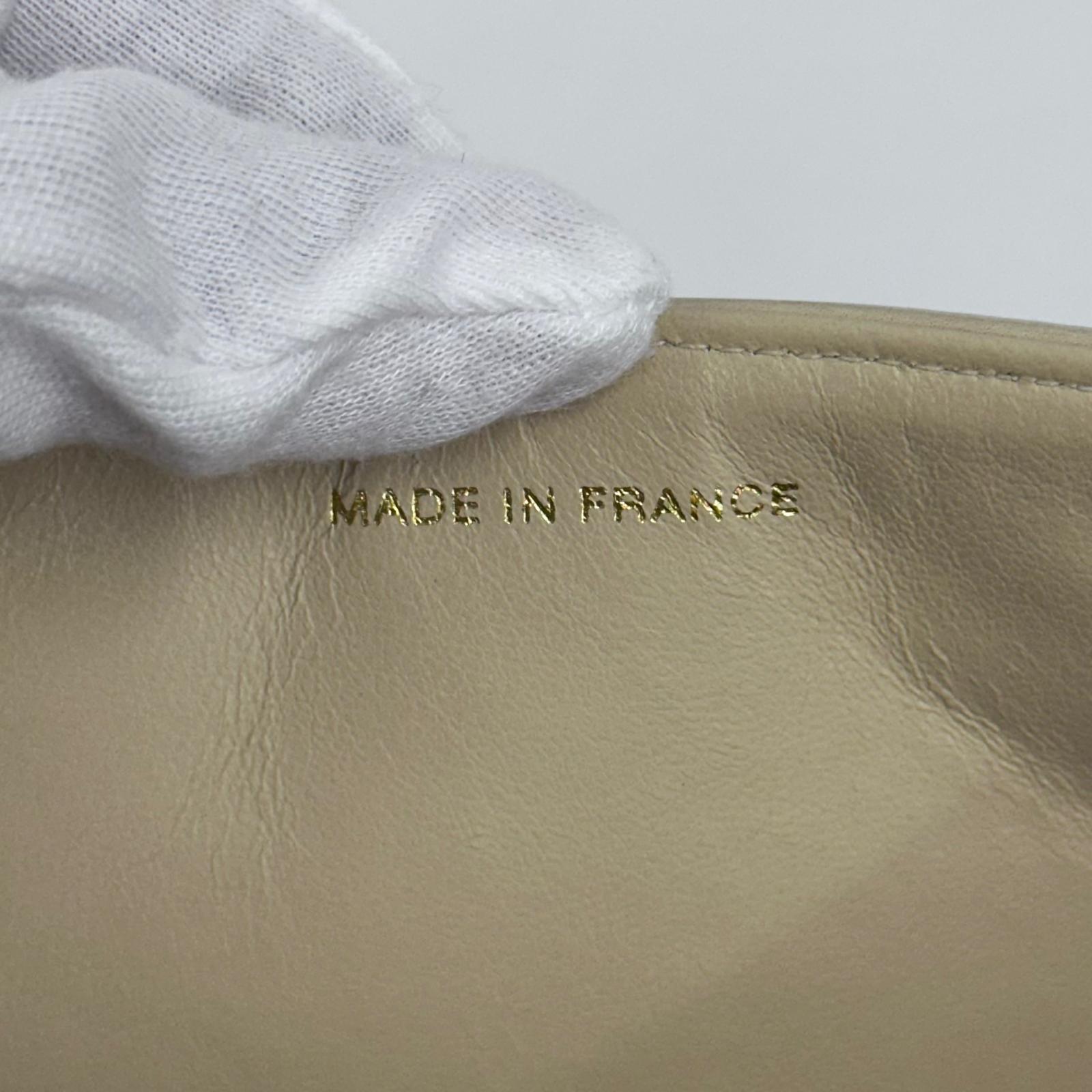 Chanel Classic Flap  Maxi in Pelle Bianca con Finiture Oro