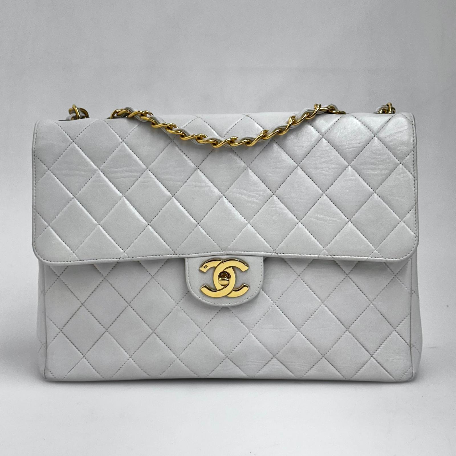 Chanel Classic Flap  Maxi in Pelle Bianca con Finiture Oro