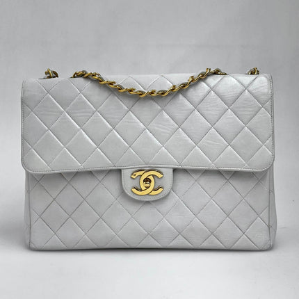 Chanel Classic Flap  Maxi in Pelle Bianca con Finiture Oro