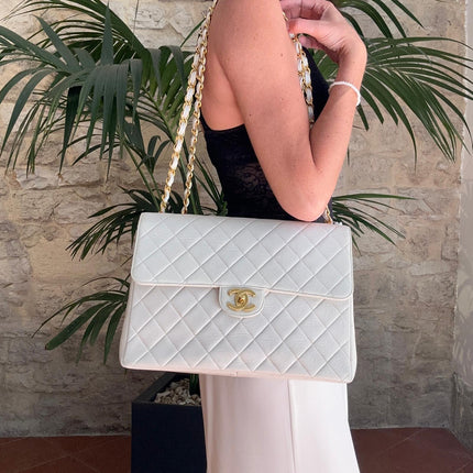 Chanel Classic Flap  Maxi in Pelle Bianca con Finiture Oro