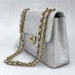 Chanel Classic Flap  Maxi in Pelle Bianca con Finiture Oro