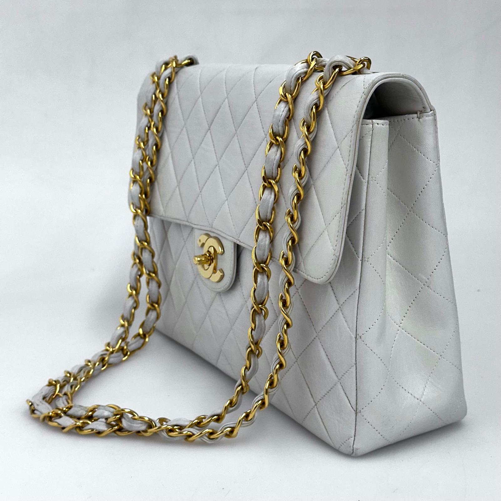 Chanel Classic Flap  Maxi in Pelle Bianca con Finiture Oro