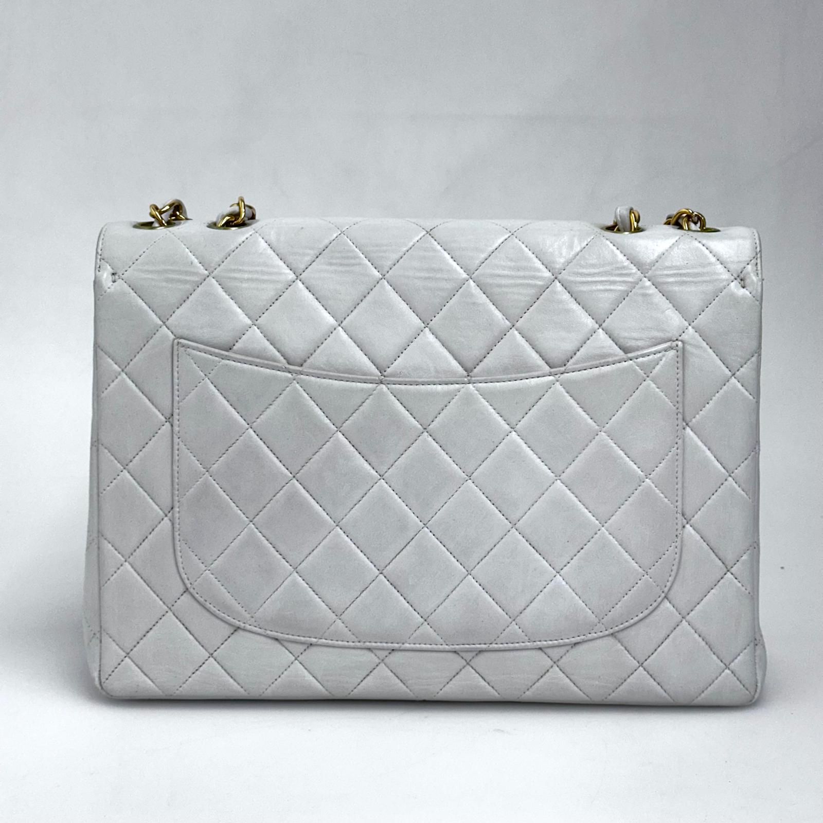 Chanel Classic Flap  Maxi in Pelle Bianca con Finiture Oro