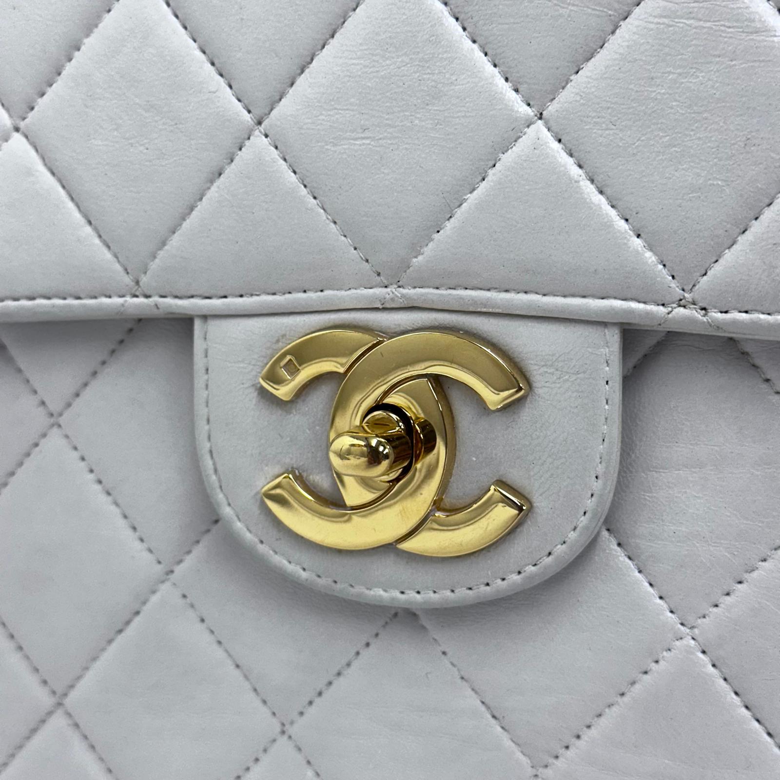 Chanel Classic Flap  Maxi in Pelle Bianca con Finiture Oro