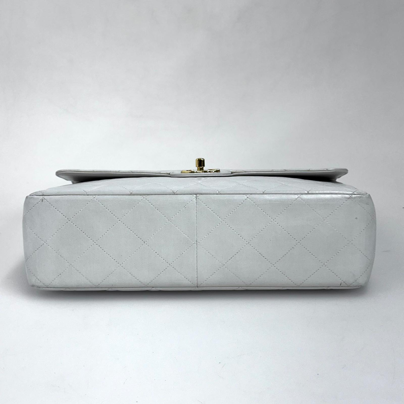 Chanel Classic Flap  Maxi in Pelle Bianca con Finiture Oro