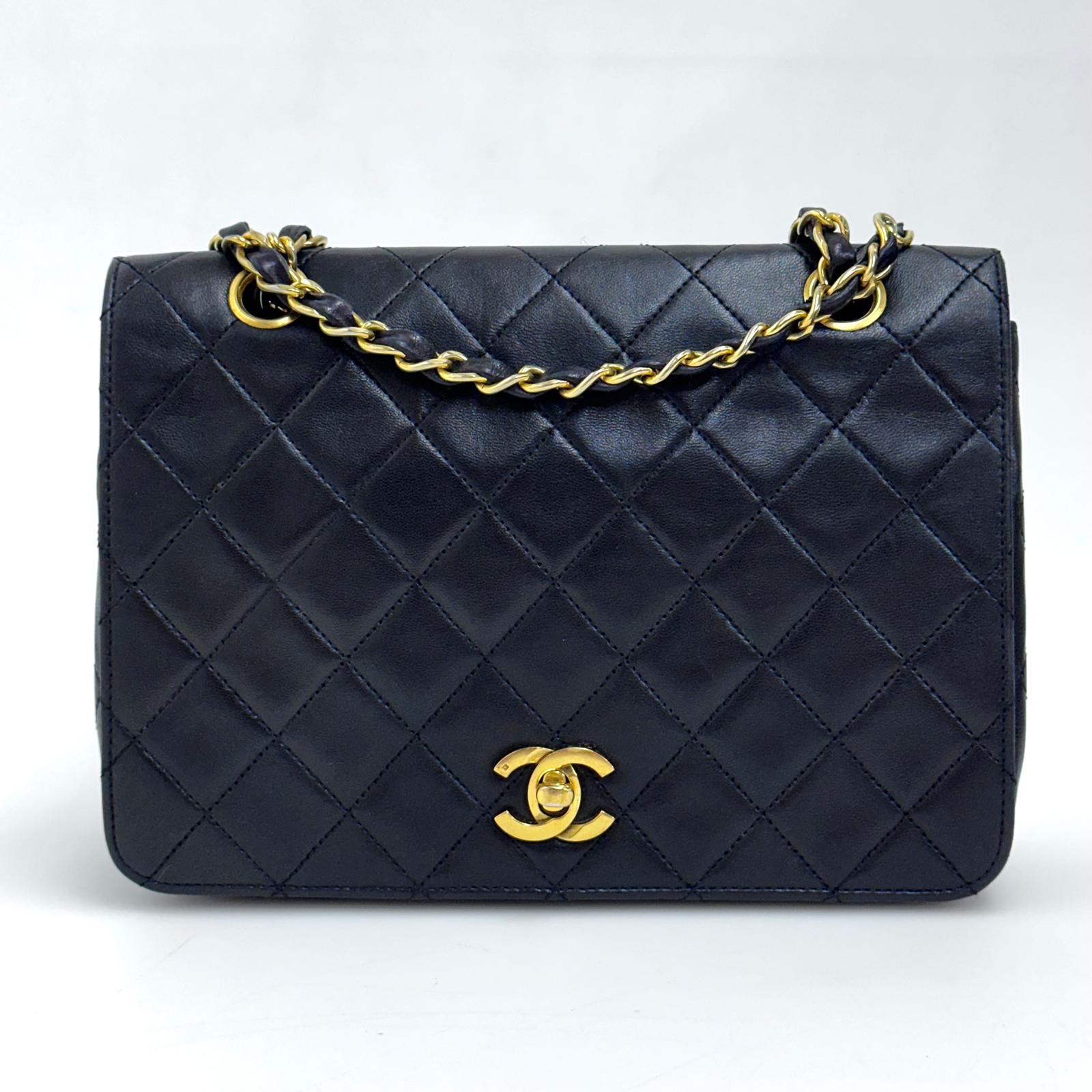 Chanel Classic Flap Vintage in Pelle Nera e finiture oro