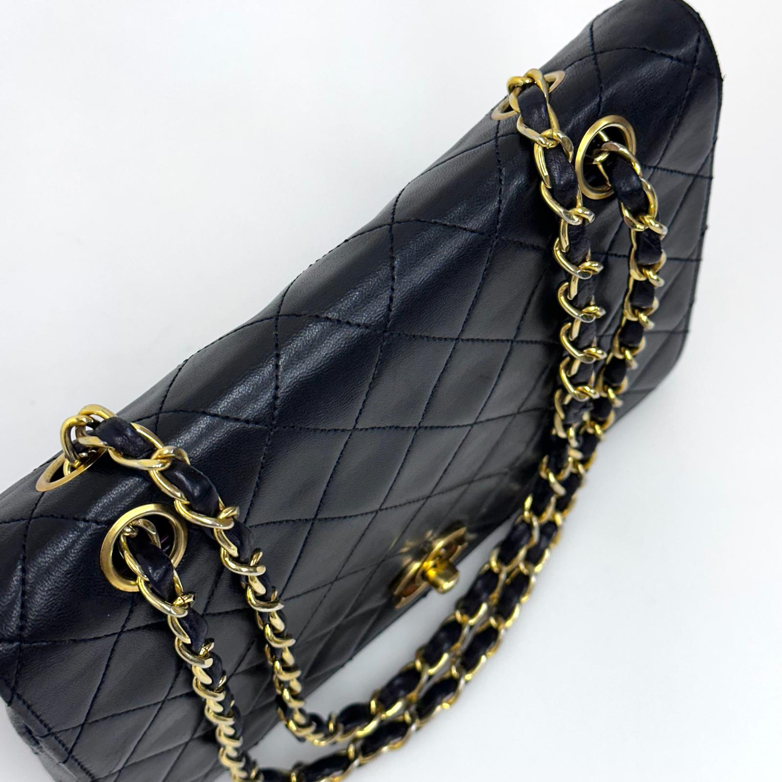 Chanel Classic Flap Vintage in Pelle Nera e finiture oro