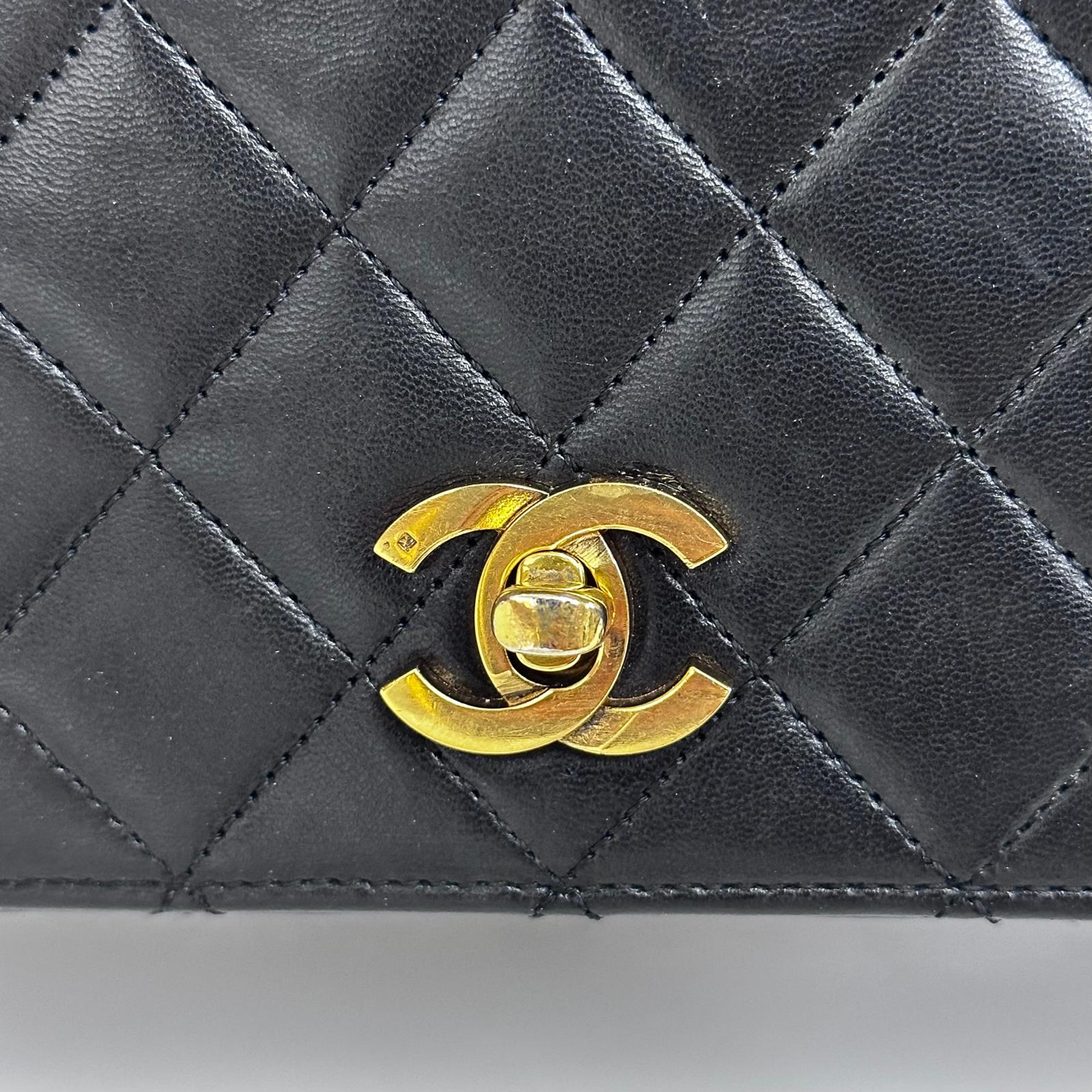 Chanel Classic Flap Vintage in Pelle Nera e finiture oro