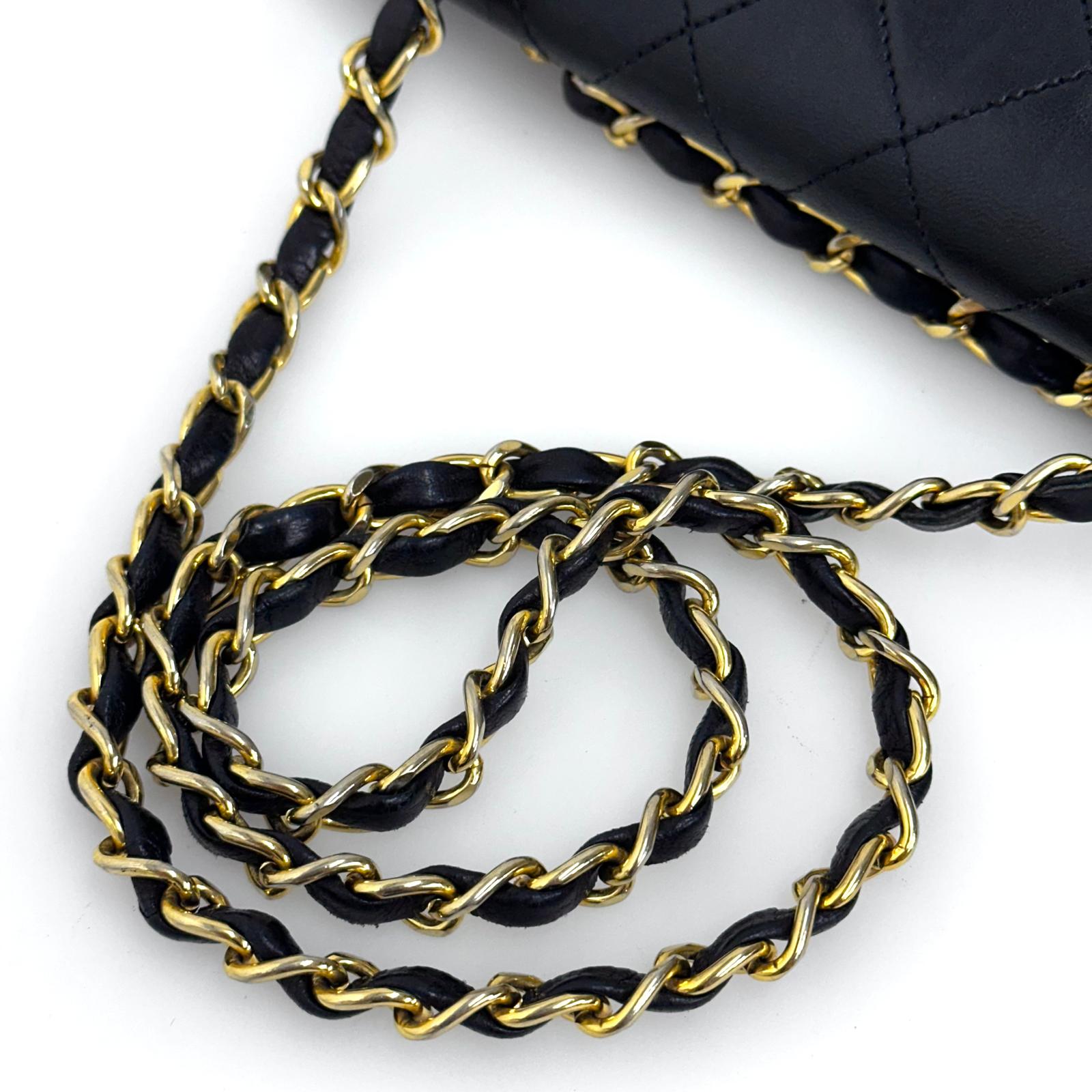 Chanel Classic Flap Vintage in Pelle Nera e finiture oro