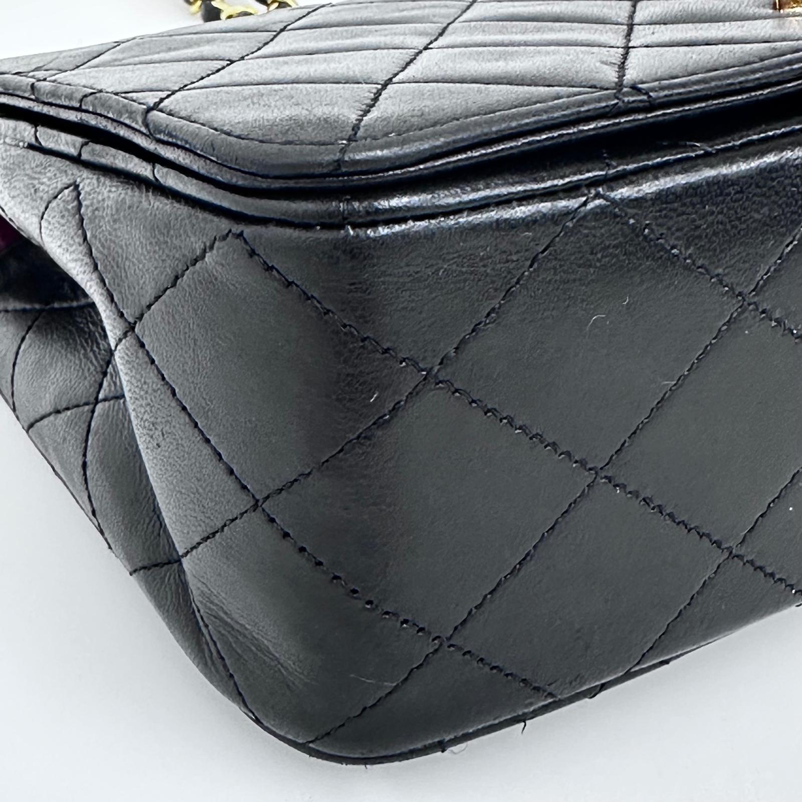 Chanel Classic Flap Vintage in Pelle Nera e finiture oro