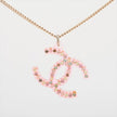 Chanel Collana lunga con logo CC rosa e cristalli multicolor – Primavera 2004