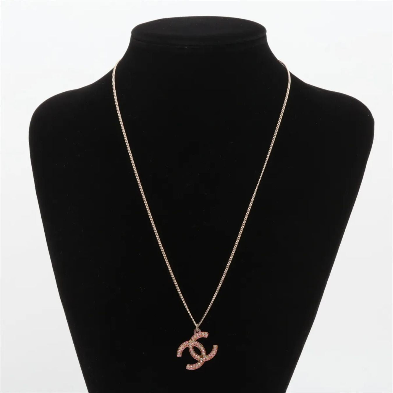 Chanel Collana lunga con logo CC rosa e cristalli multicolor – Primavera 2004