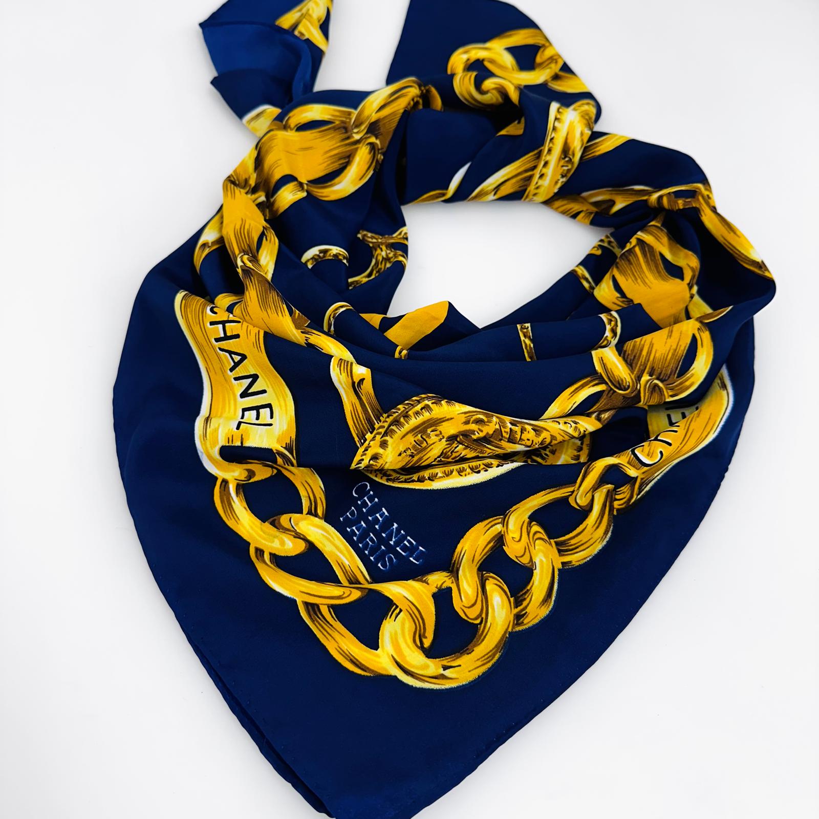 Chanel Foulard in Seta Blu Navy con Motivo Catena Dorata 87x83