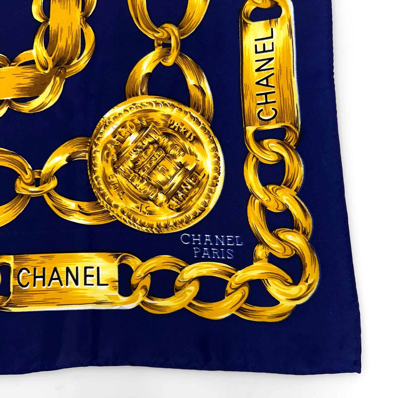 Chanel Foulard in Seta Blu Navy con Motivo Catena Dorata 87x83