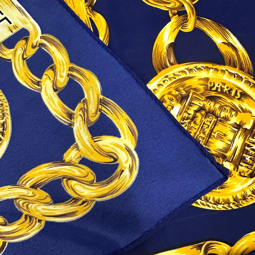 Chanel Foulard in Seta Blu Navy con Motivo Catena Dorata 87x83