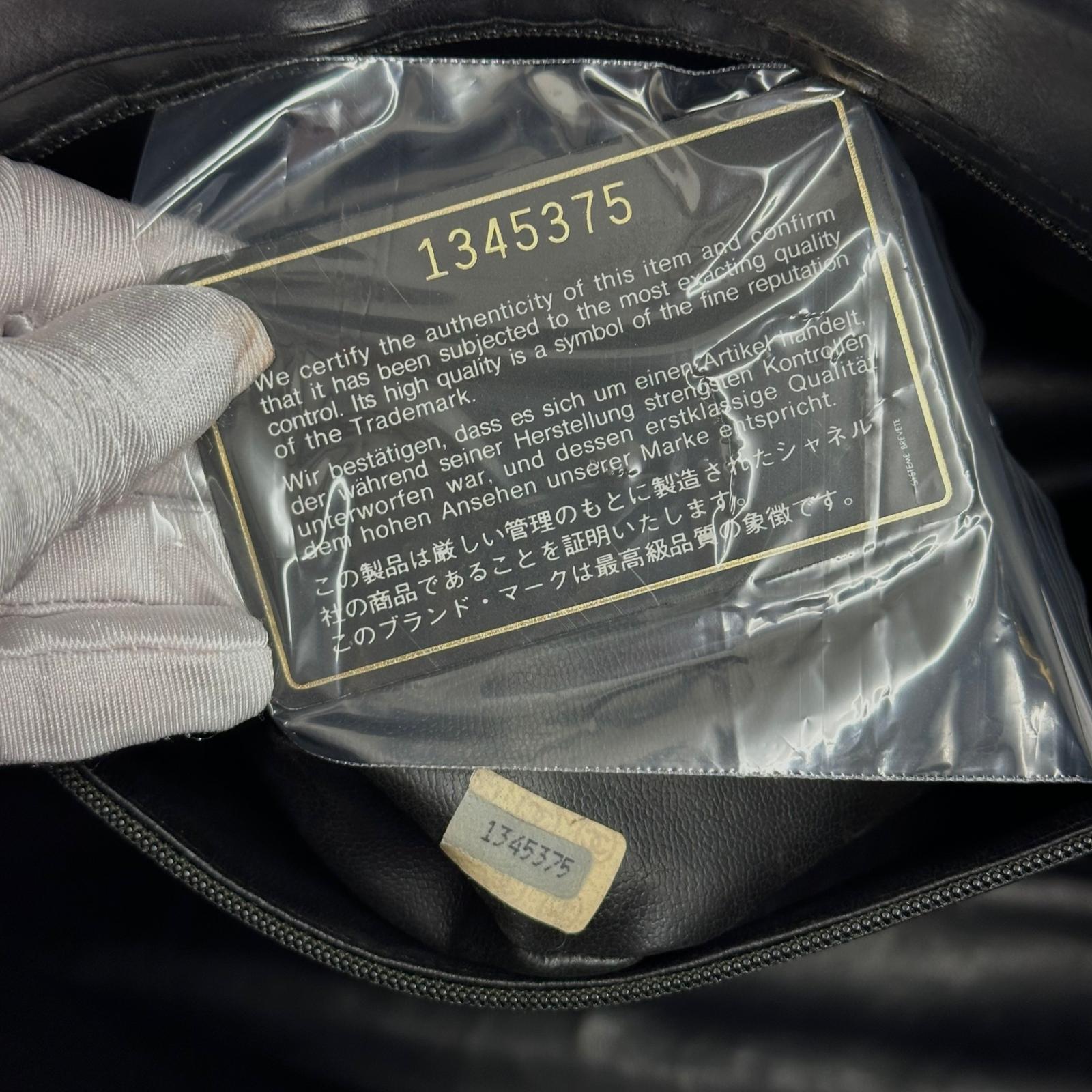 Chanel Shopper Oversize in Pelle Liscia e Trapuntata con Catena Dorata