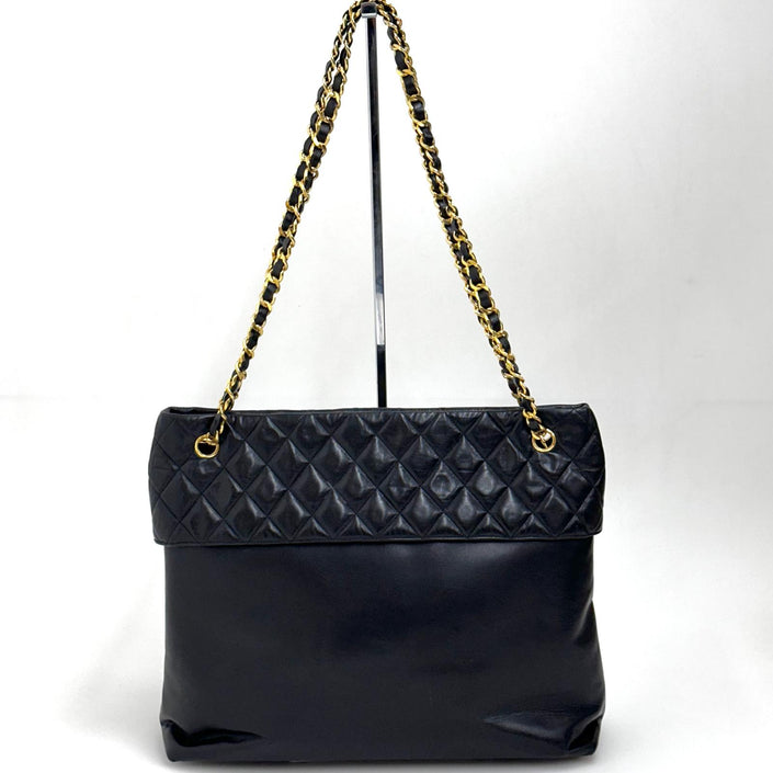 Chanel Shopper Oversize in Pelle Liscia e Trapuntata con Catena Dorata