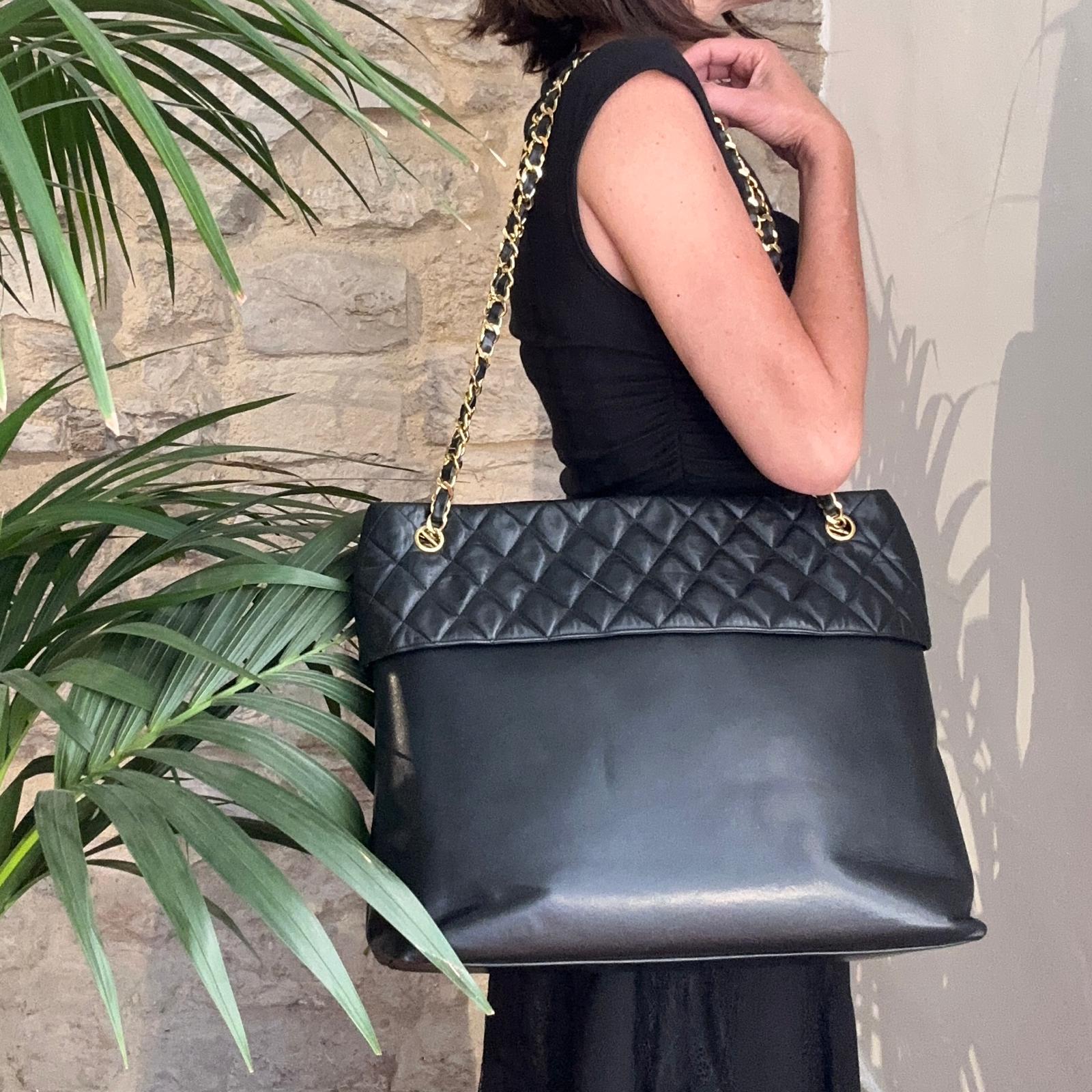 Chanel Shopper Oversize in Pelle Liscia e Trapuntata con Catena Dorata