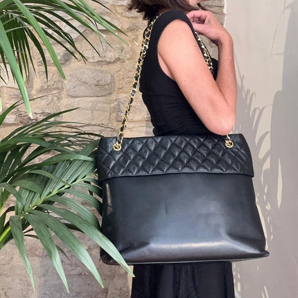 Chanel Shopper Oversize in Pelle Liscia e Trapuntata con Catena Dorata