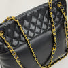 Chanel Shopper Oversize in Pelle Liscia e Trapuntata con Catena Dorata