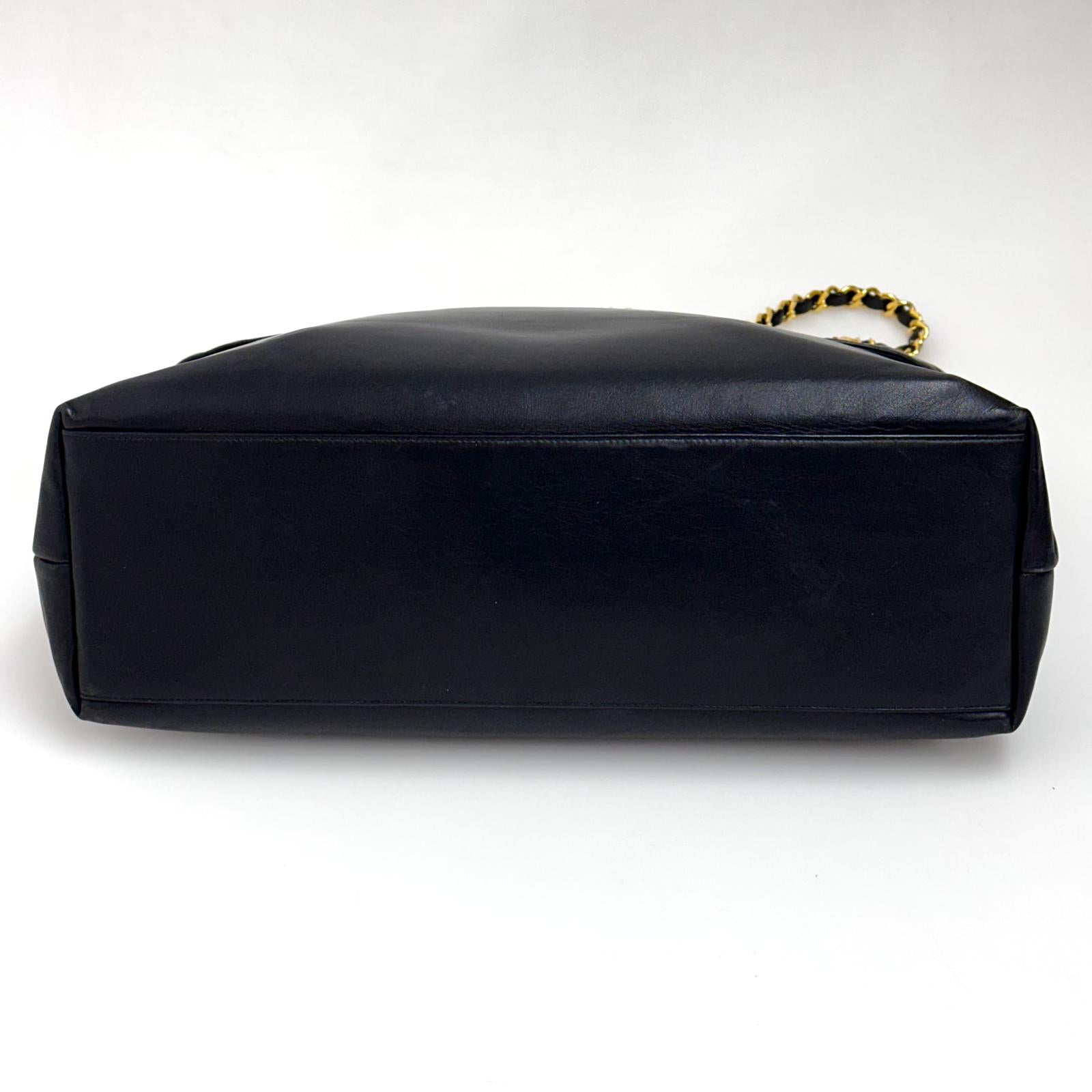 Chanel Shopper Oversize in Pelle Liscia e Trapuntata con Catena Dorata