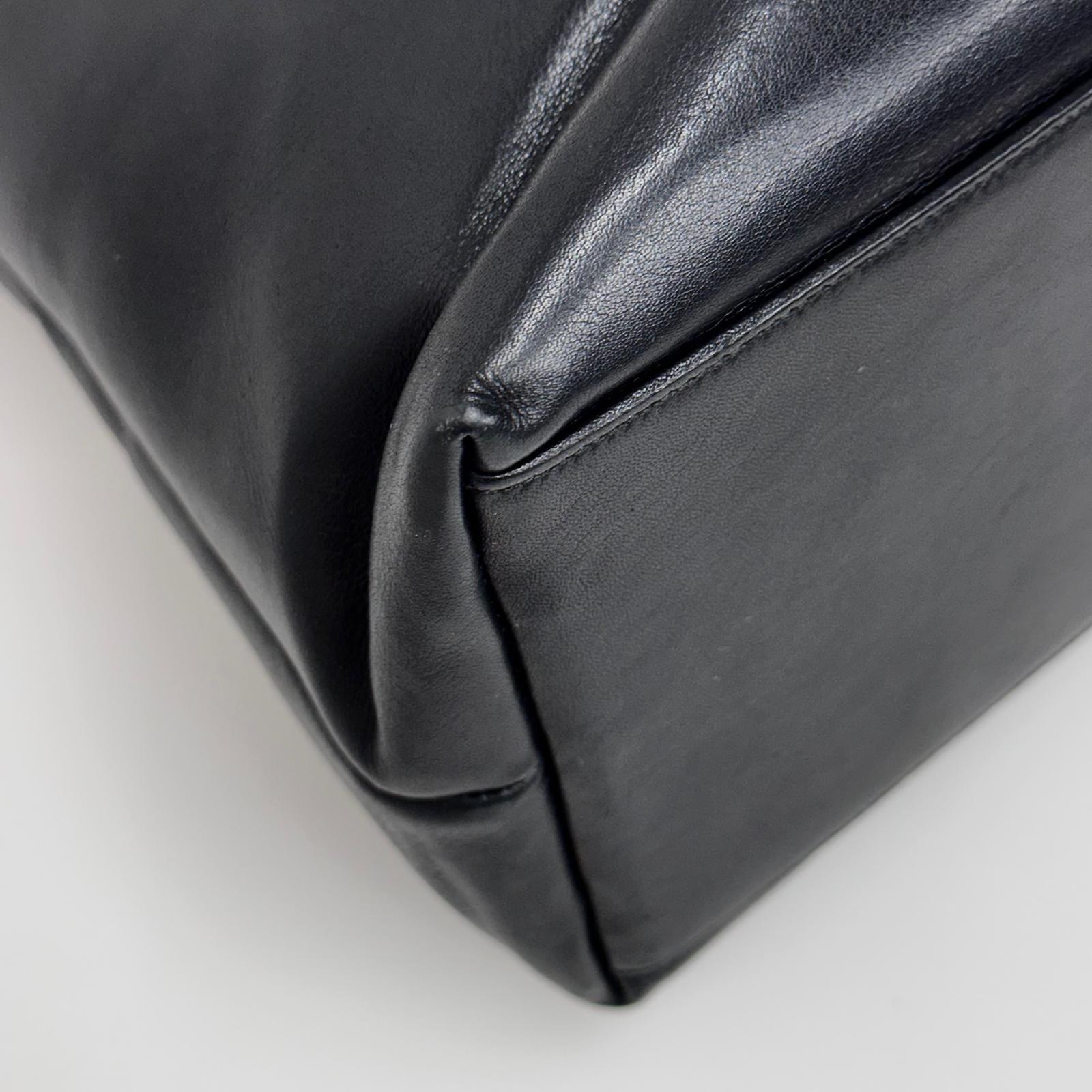 Chanel Shopper Oversize in Pelle Liscia e Trapuntata con Catena Dorata