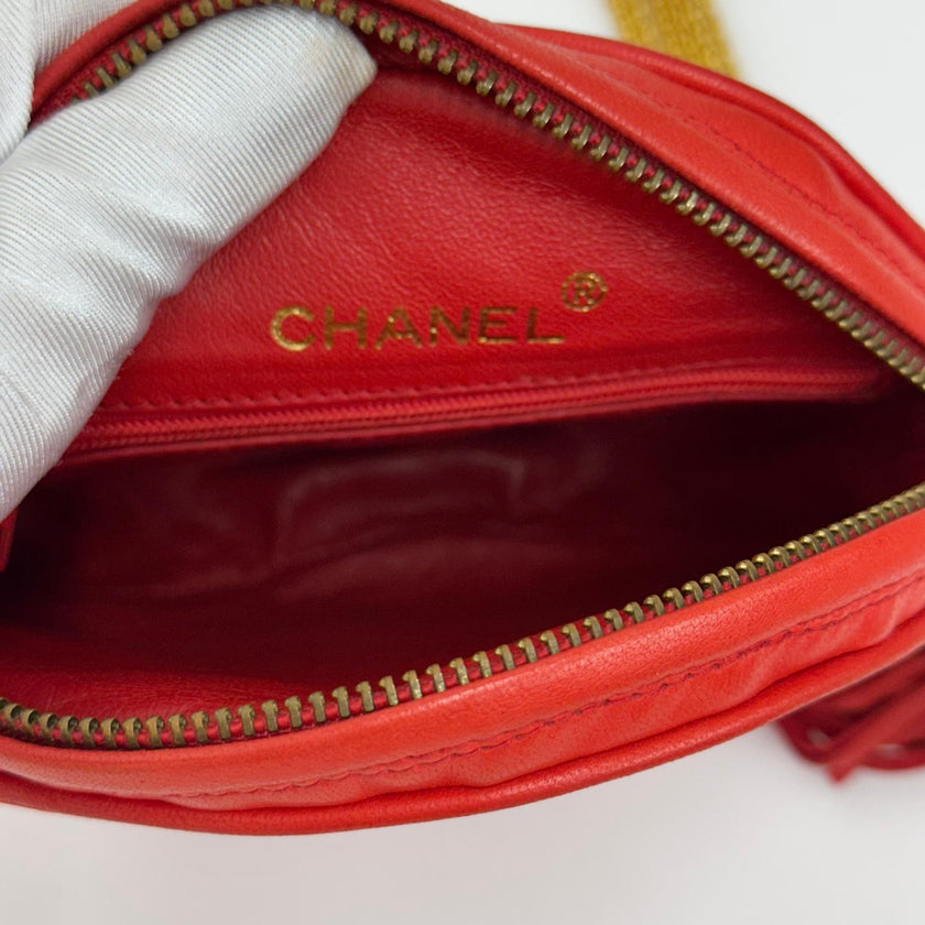 Chanel Vintage Round Tassel Borsa in Raso Rosso Trapuntato con Catena Oro e Strass