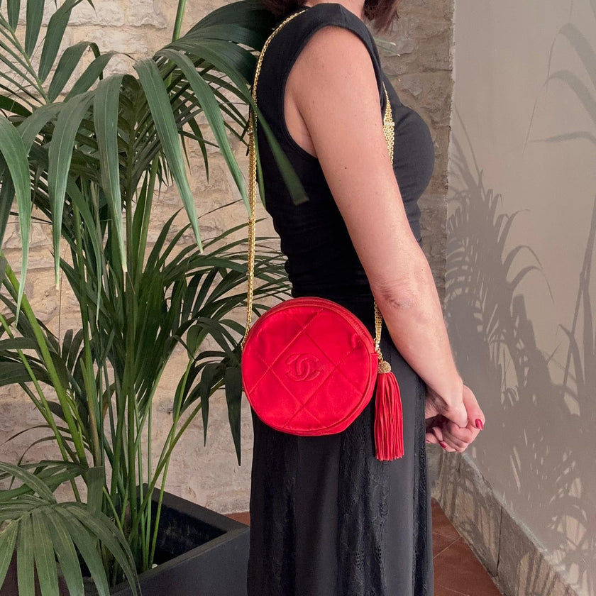 Chanel Vintage Round Tassel Borsa in Raso Rosso Trapuntato con Catena Oro e Strass