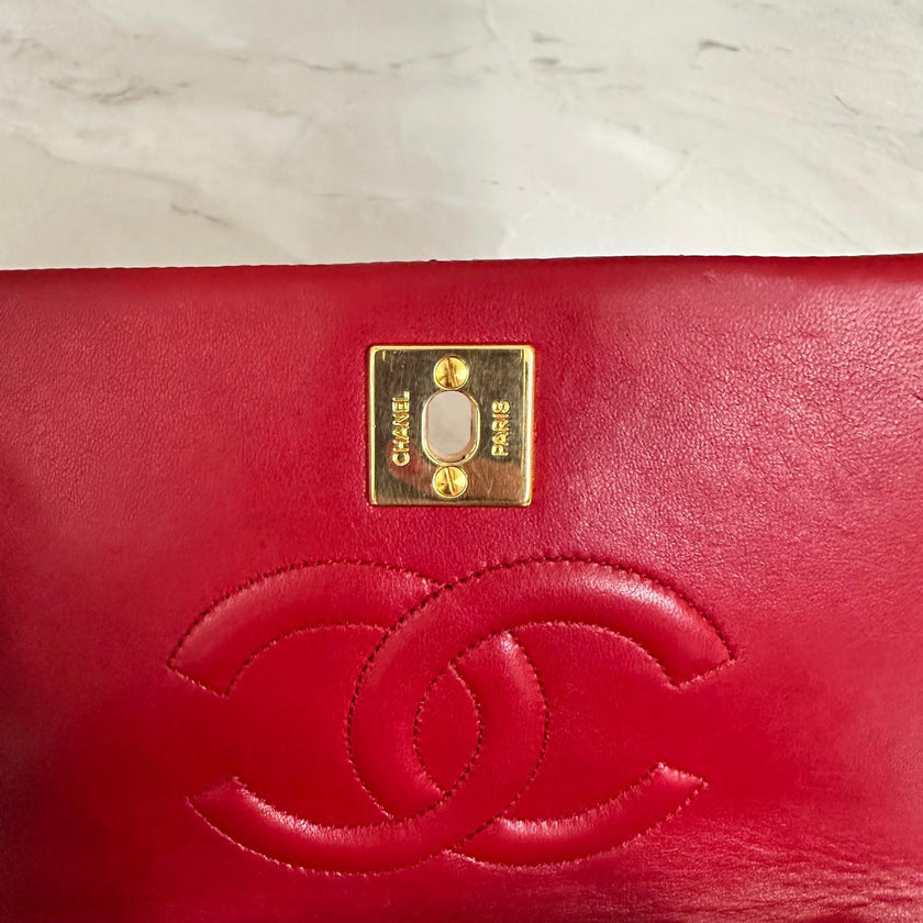 Chanel Borsa Classic Flap Vintage 19 cm in Pelle Rossa con Finiture Oro