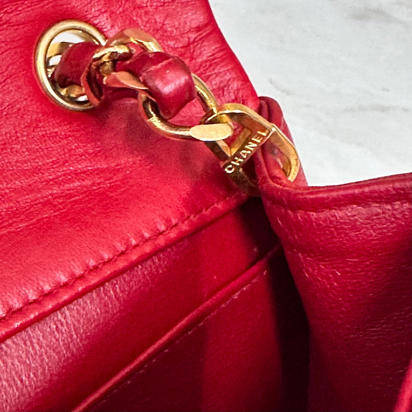 Chanel Borsa Classic Flap Vintage 19 cm in Pelle Rossa con Finiture Oro