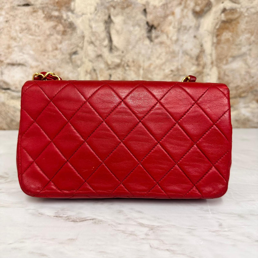 Chanel Borsa Classic Flap Vintage 19 cm in Pelle Rossa con Finiture Oro