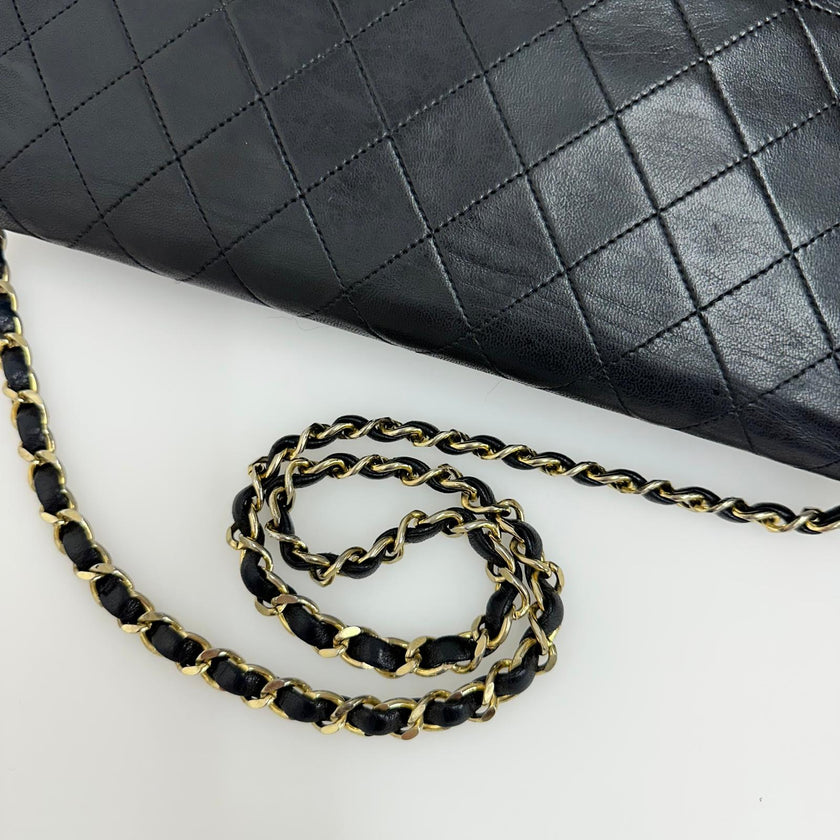 Chanel Borsa Classic Flap singola in pelle nera con catena