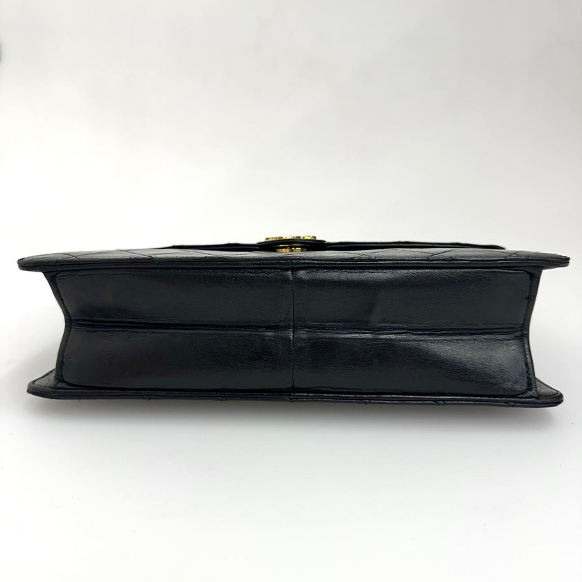 Chanel Borsa Classic Flap singola in pelle nera con catena