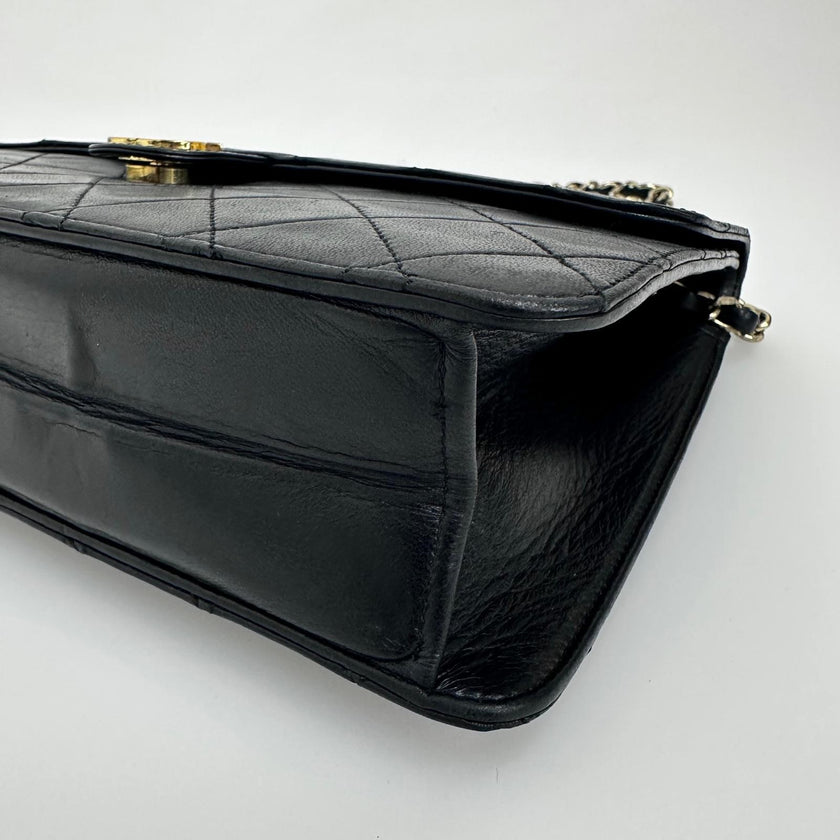 Chanel Borsa Classic Flap singola in pelle nera con catena