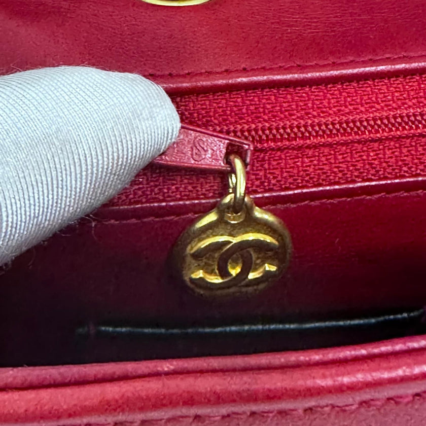 Chanel borsa Classic Flap 25 cm in pelle di agnello rossa anni ’90
