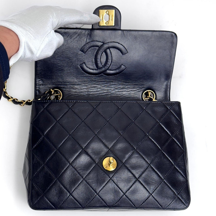 Chanel borsa Classic Flap Mini 20 cm in pelle di agnello blu 1991–1994