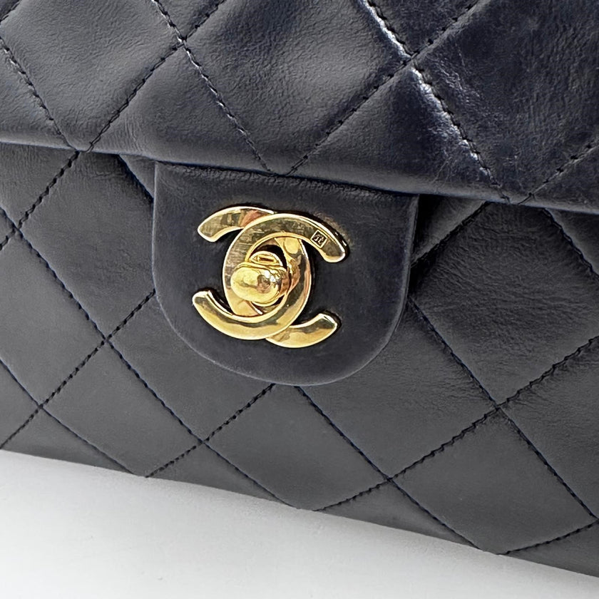 Chanel borsa Classic Flap Mini 20 cm in pelle di agnello blu 1991–1994