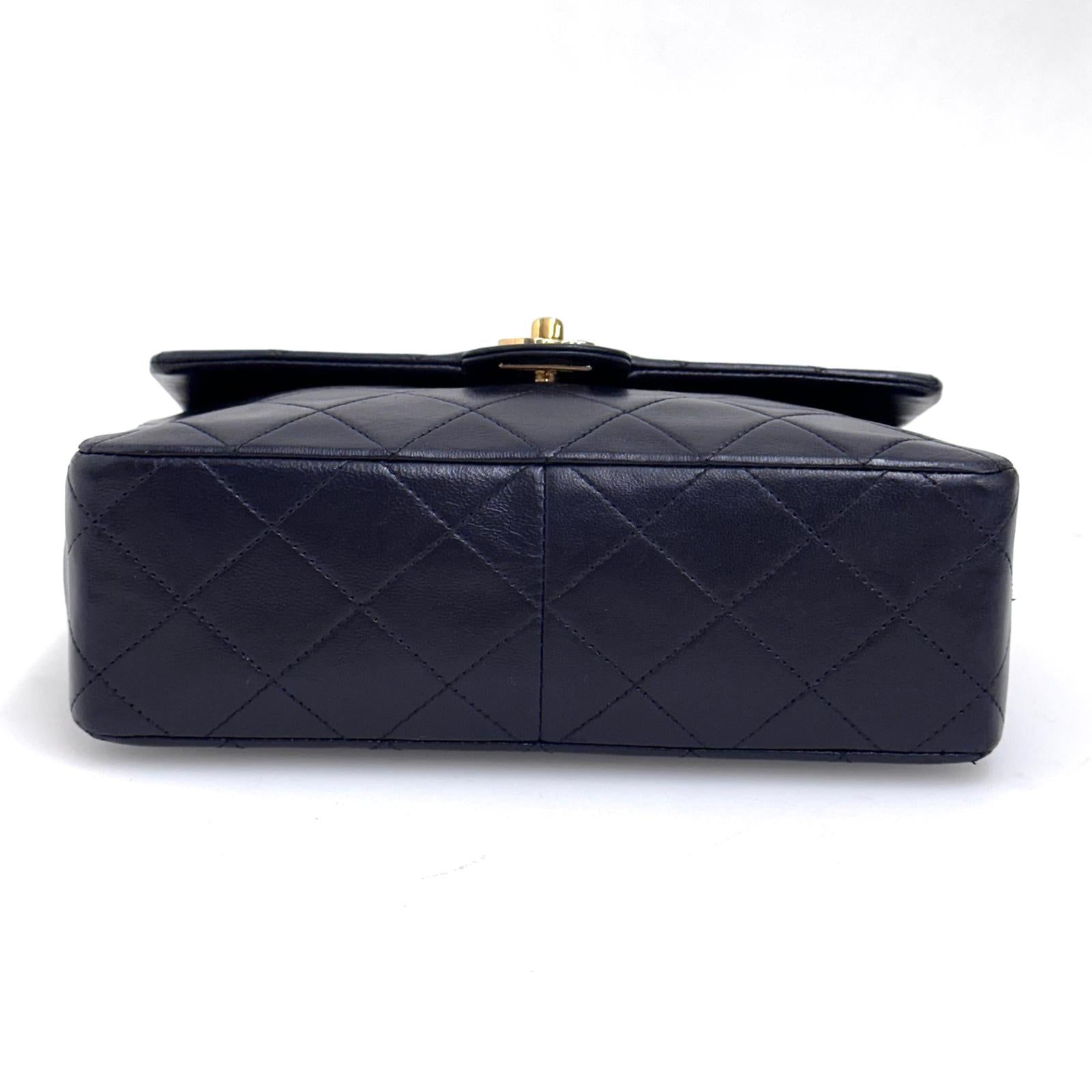 Chanel borsa Classic Flap Mini 20 cm in pelle di agnello blu 1991–1994