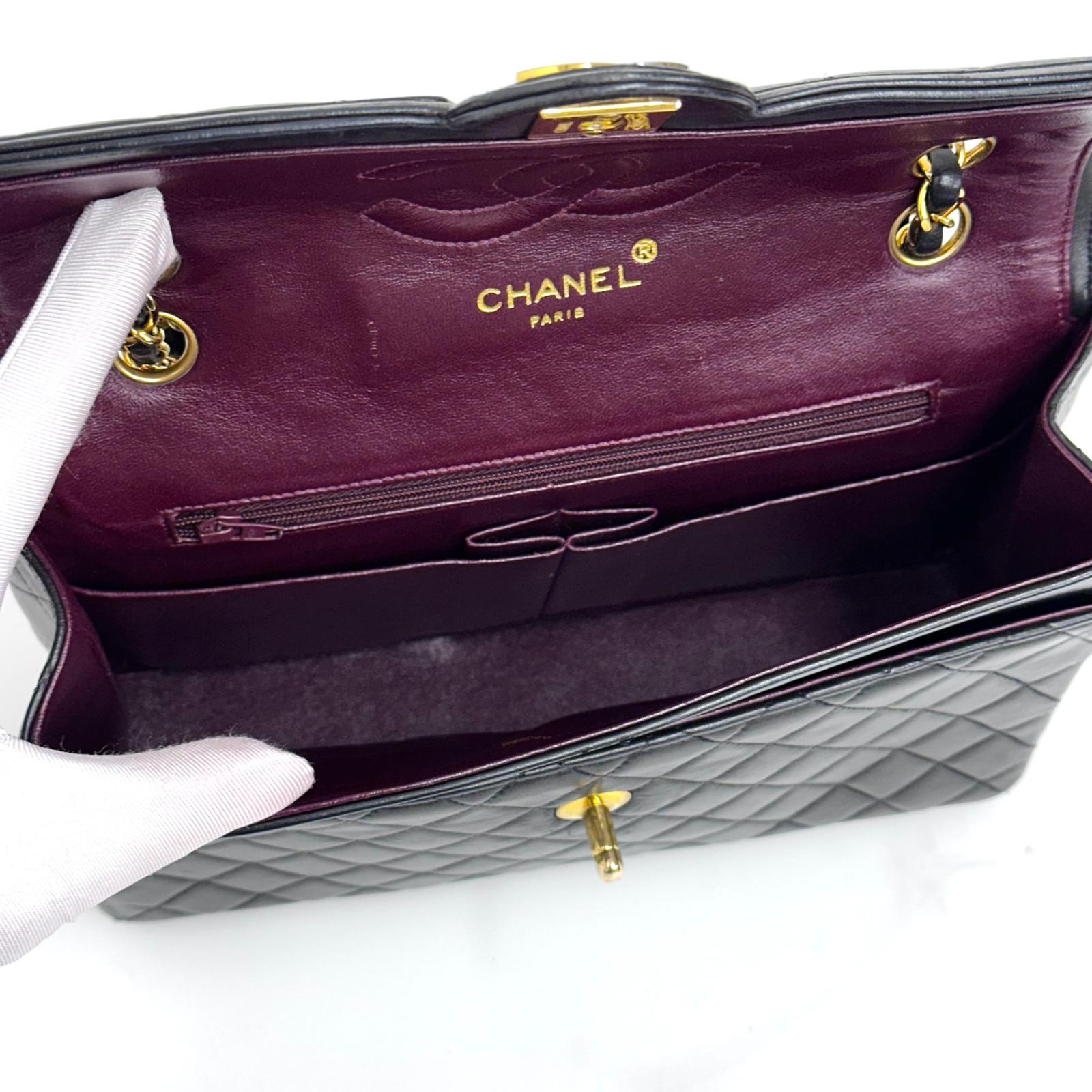 Chanel borsa Classic Single Flap 25 Paris limited in pelle di agnello nera