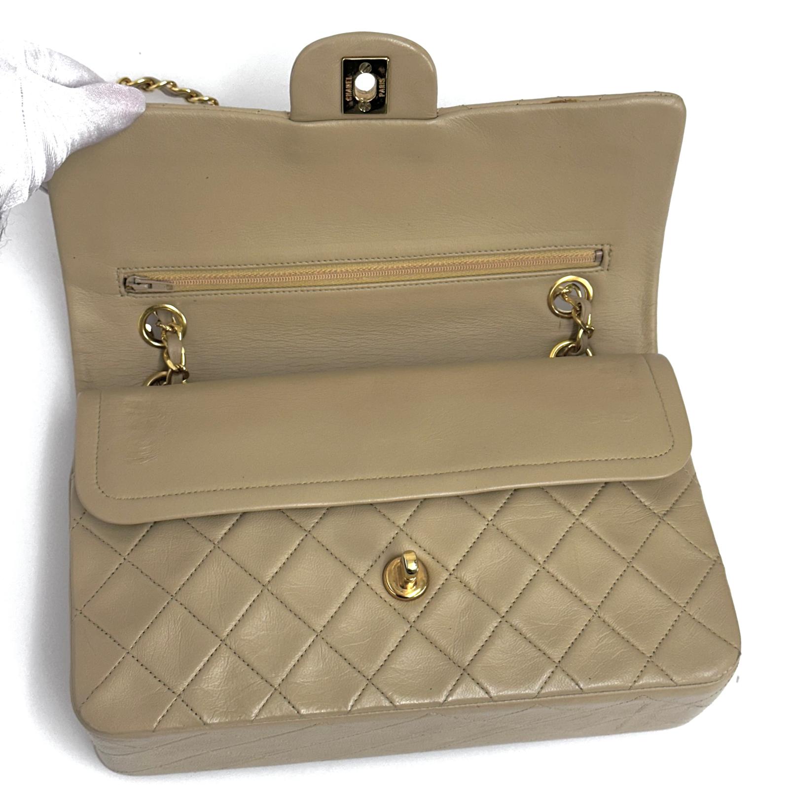 Chanel borsa vintage a spalla Classic Flap 25 cm in pelle di agnello beige