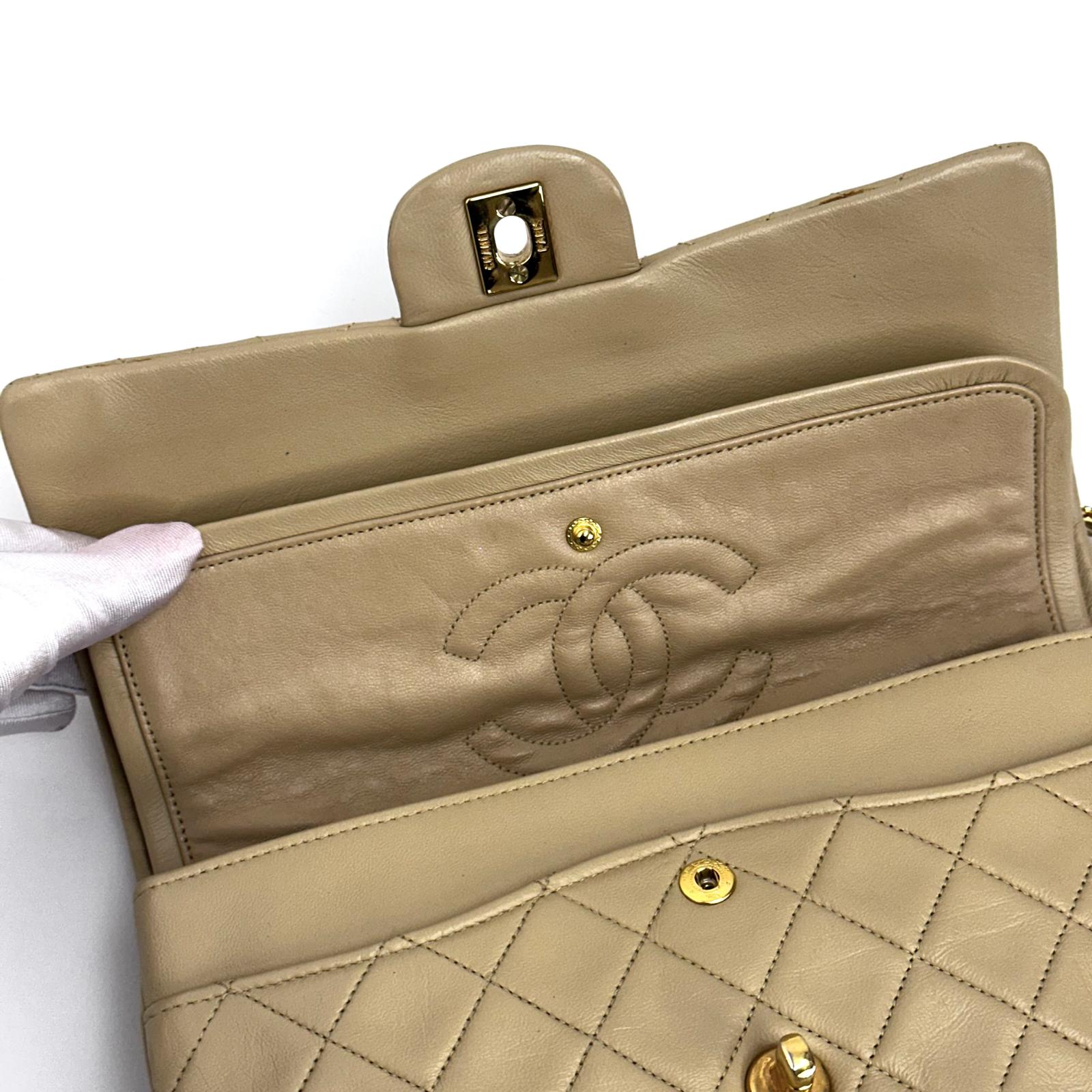 Chanel borsa vintage a spalla Classic Flap 25 cm in pelle di agnello beige